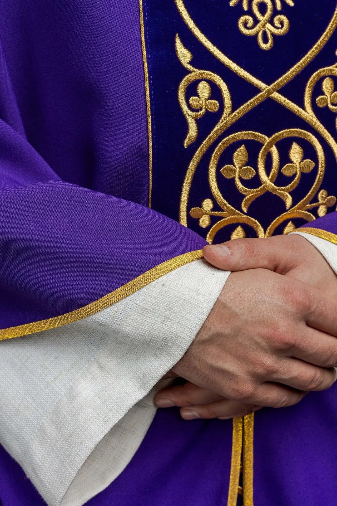 Chasuble liturgique violette décorée de broderies sur velours