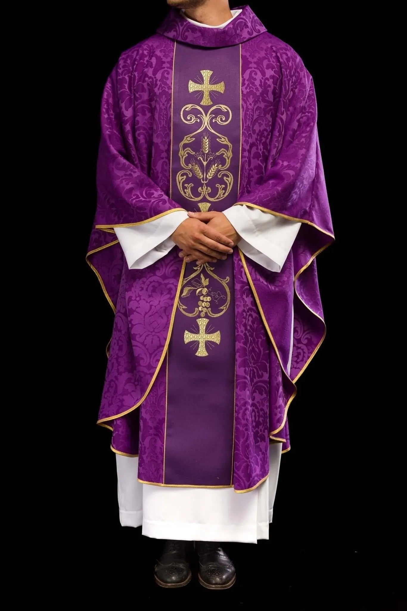 Chasuble liturgique violette décorée d'une ceinture brodée