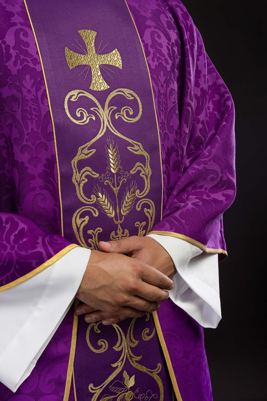 Fioletowy ornat liturgiczny zdobiony haftowanym pasem