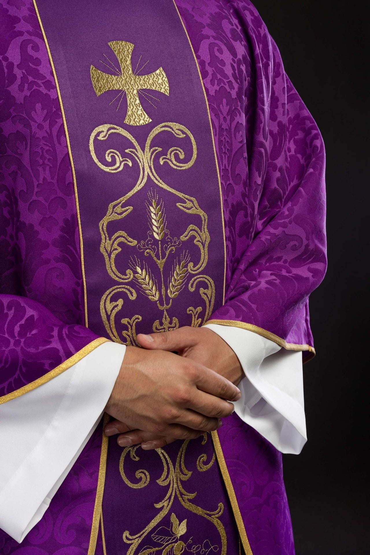 Fioletowy ornat liturgiczny zdobiony haftowanym pasem