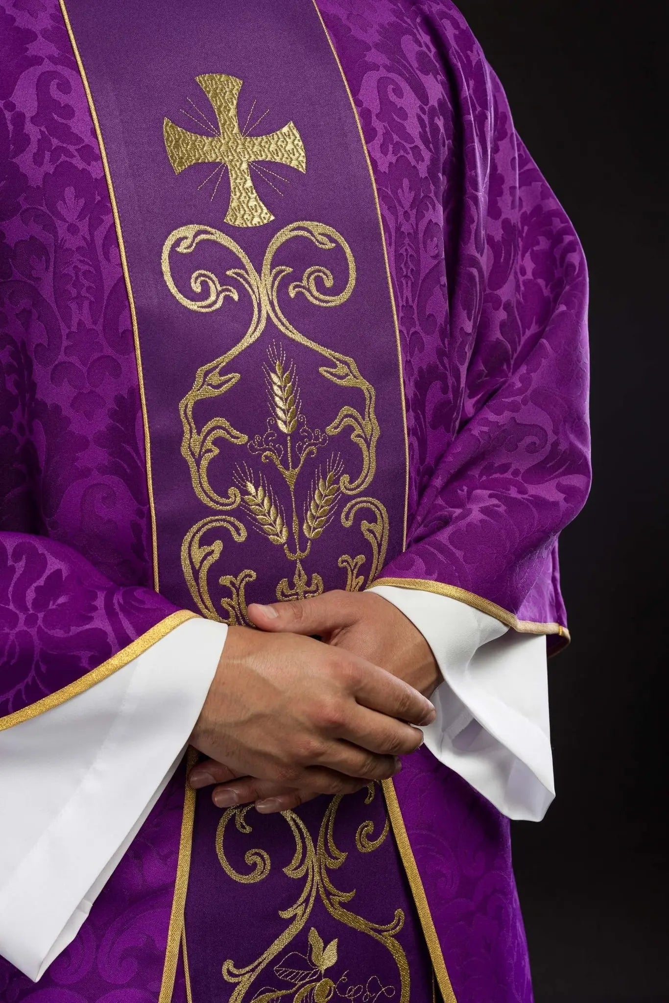 Chasuble liturgique violette décorée d'une ceinture brodée
