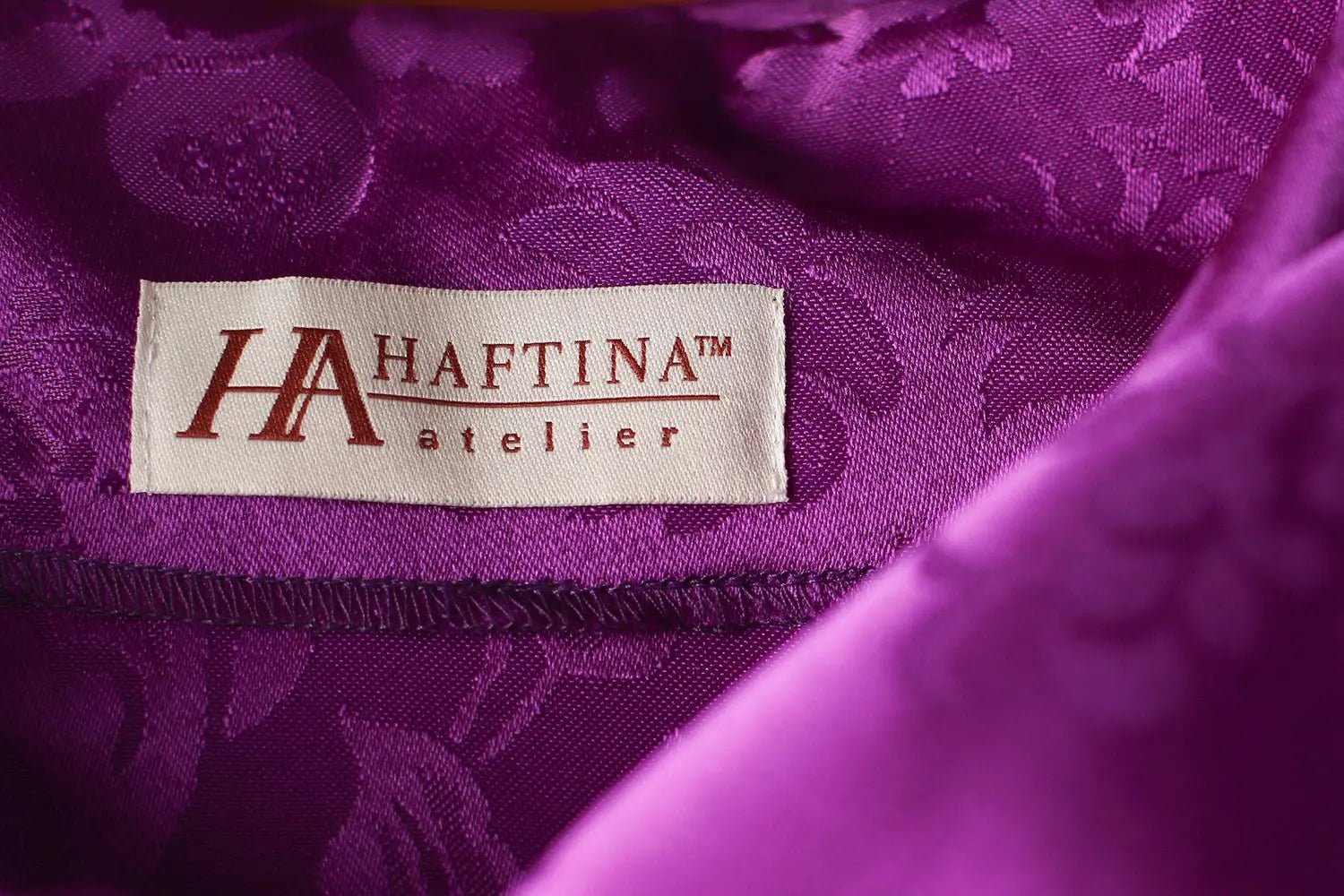 Chasuble liturgique violette décorée d'une ceinture brodée