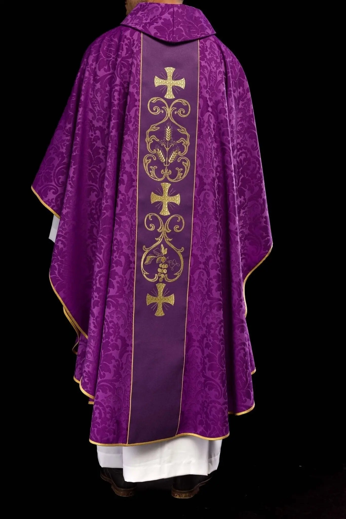 Chasuble liturgique violette décorée d'une ceinture brodée