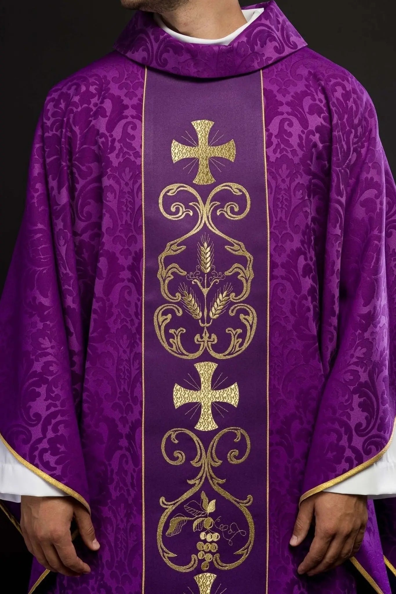 Chasuble liturgique violette décorée d'une ceinture brodée