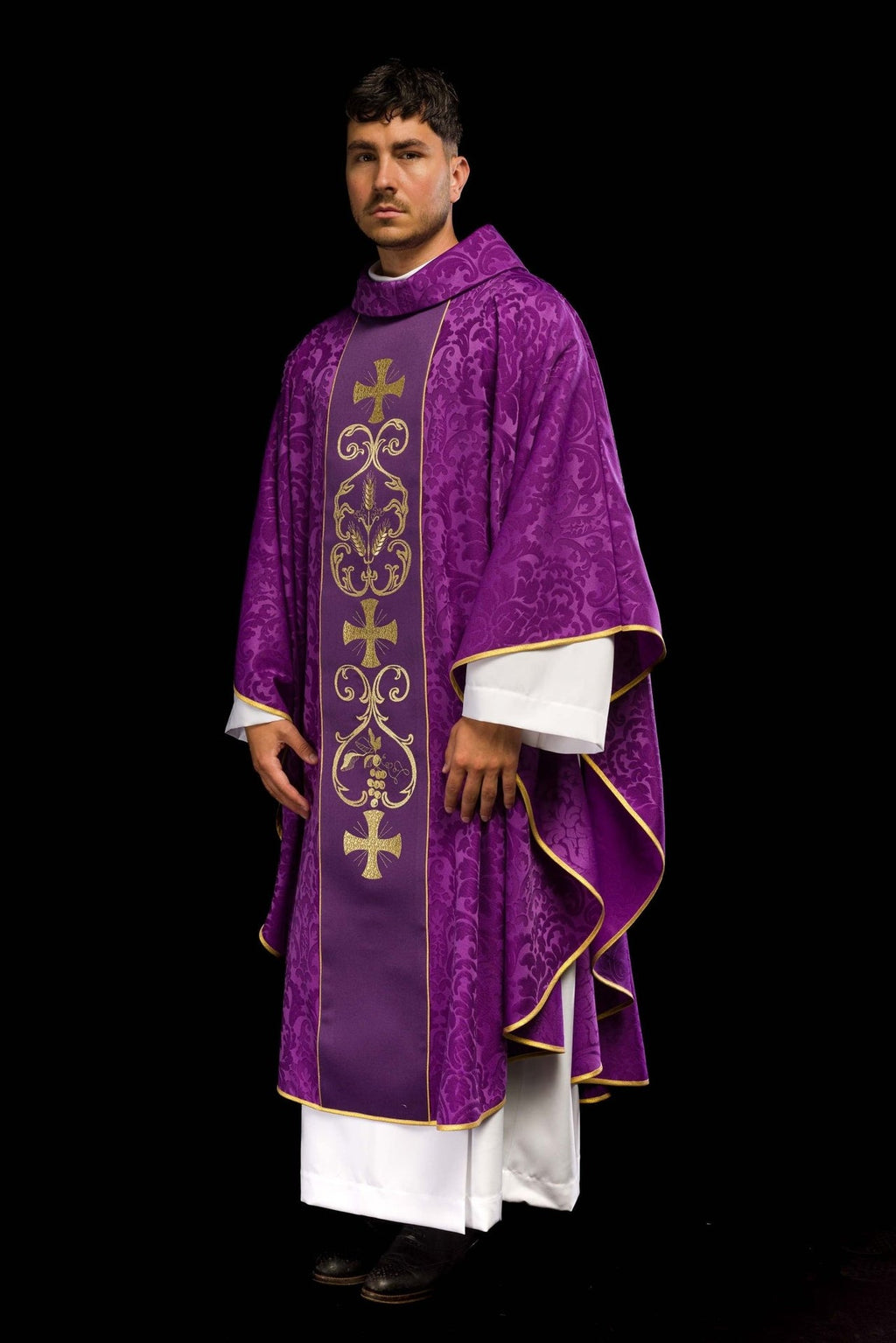 Fioletowy ornat liturgiczny zdobiony haftowanym pasem