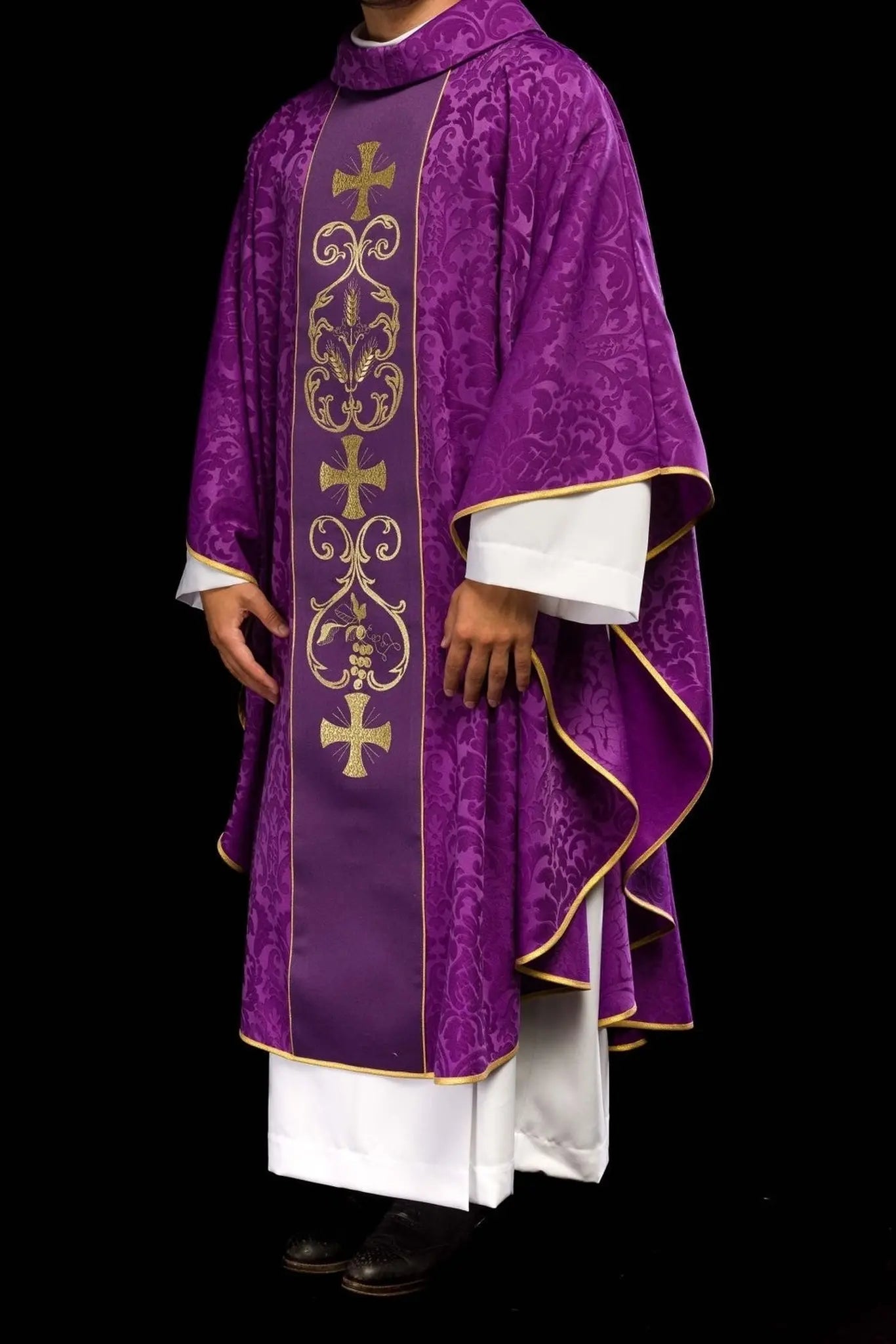 Chasuble liturgique violette décorée d'une ceinture brodée