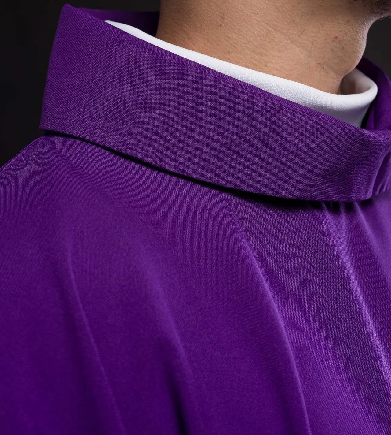 Chasuble violette avec broderie Alpha Omega