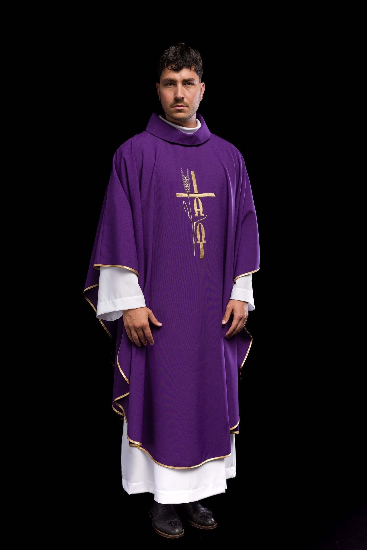 Fioletowy ornat z haftem Alfa Omega