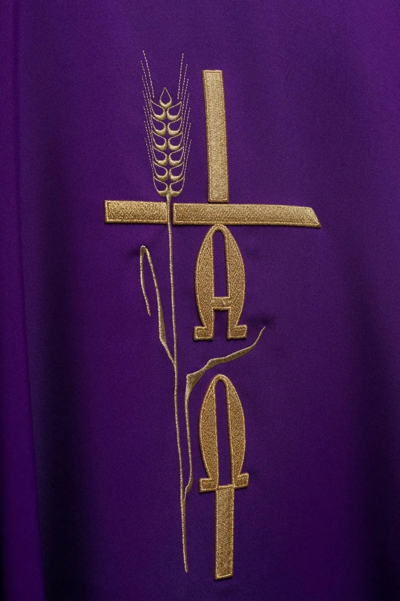 Chasuble violette avec broderie Alpha Omega