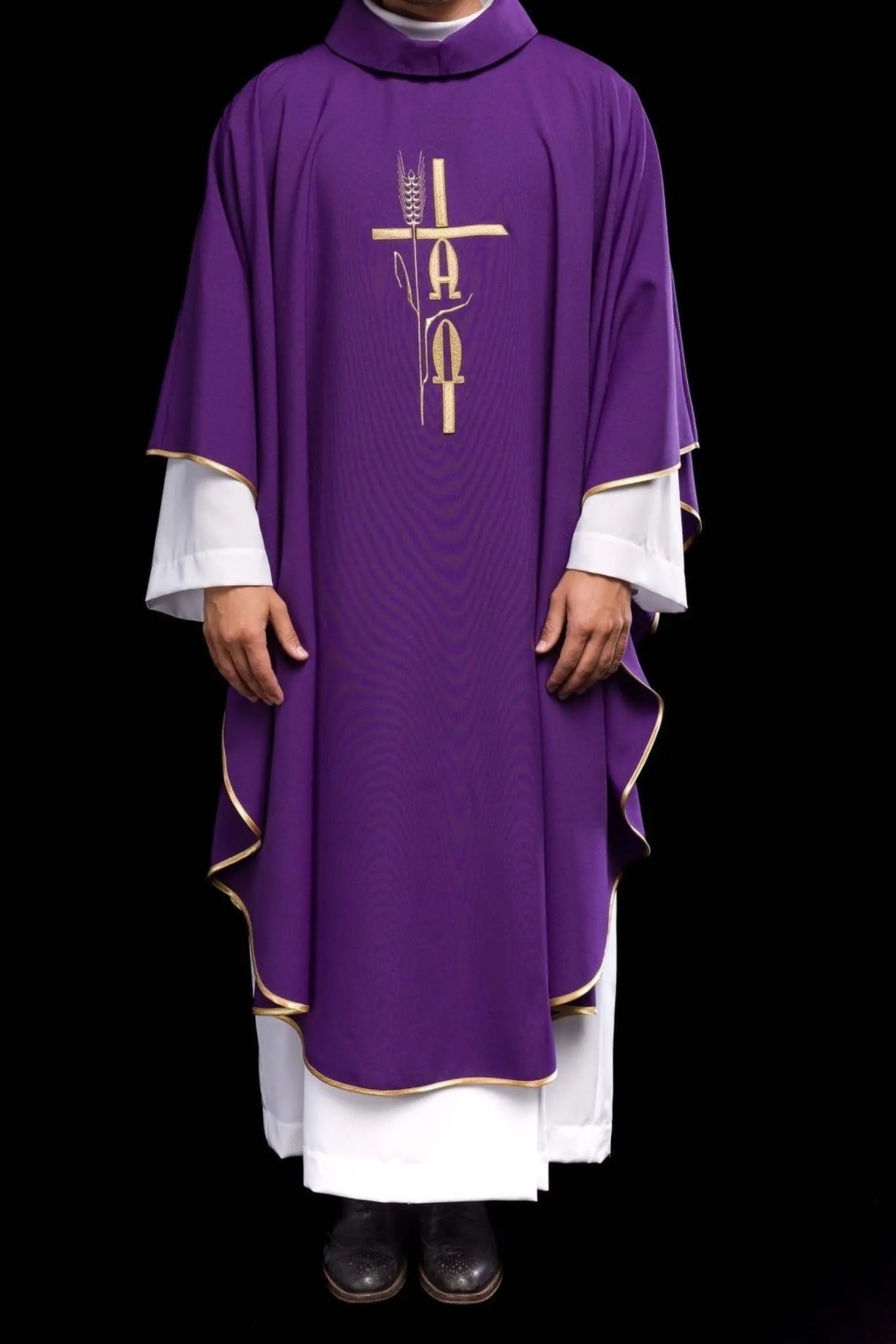 Chasuble violette avec broderie Alpha Omega