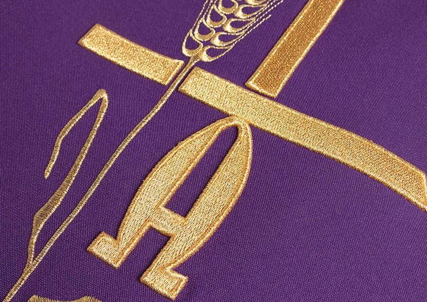 Chasuble violette avec broderie Alpha Omega