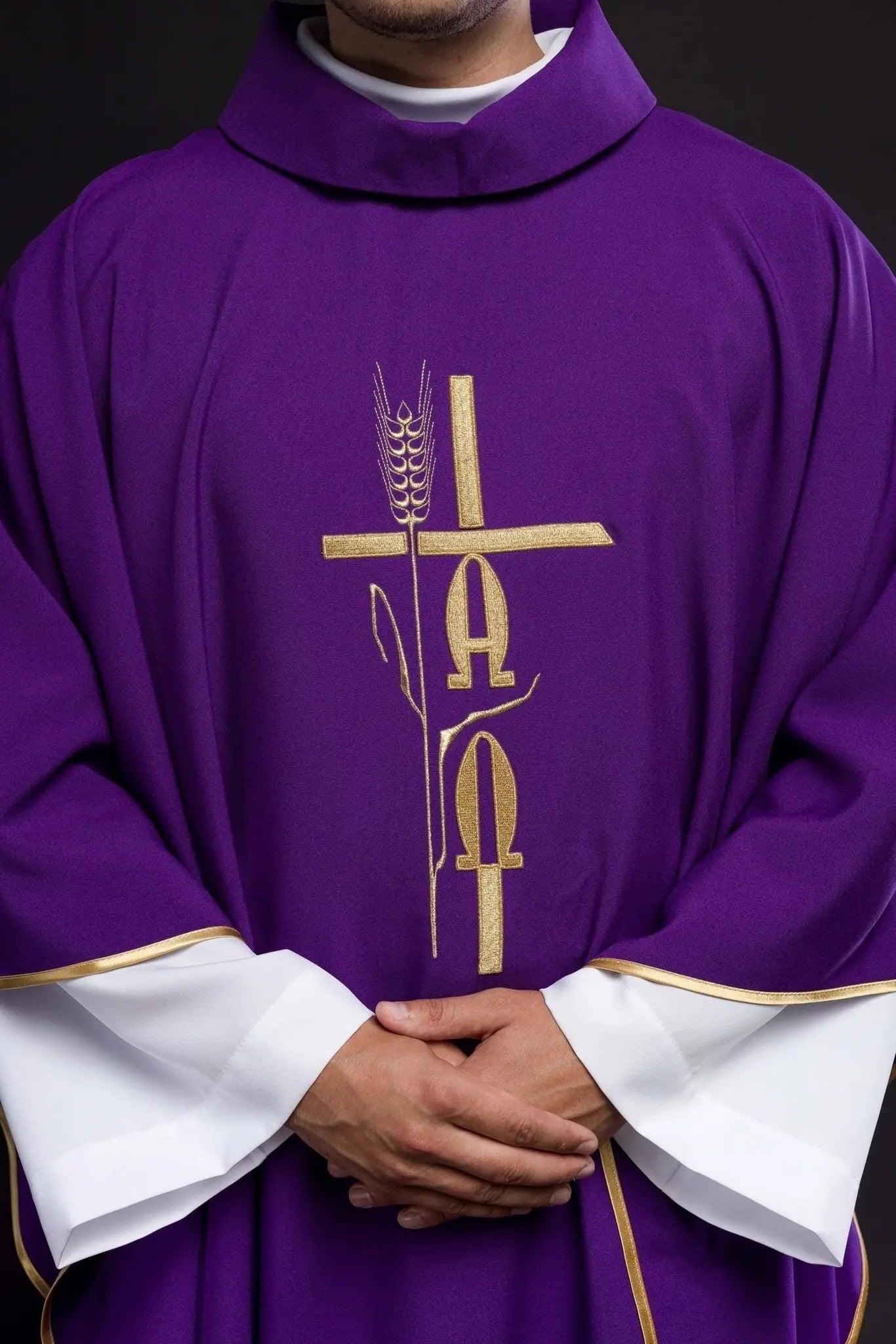 Chasuble violette avec broderie Alpha Omega