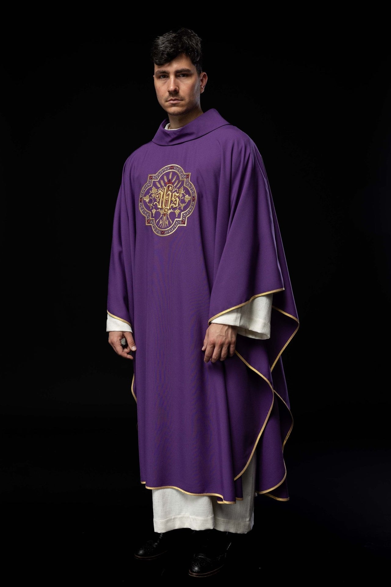 Fioletowy ornat z haftem IHS i PAX