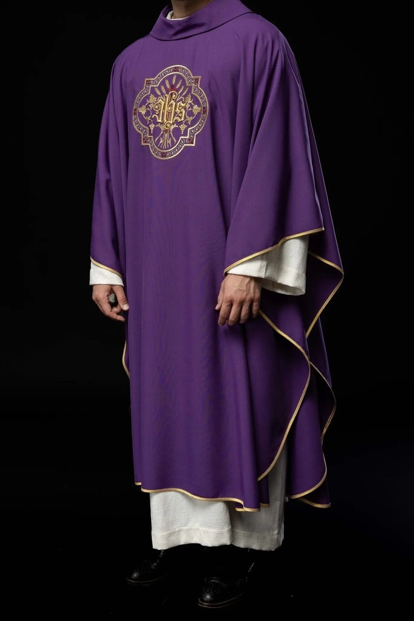 Chasuble violette avec broderie IHS et PAX