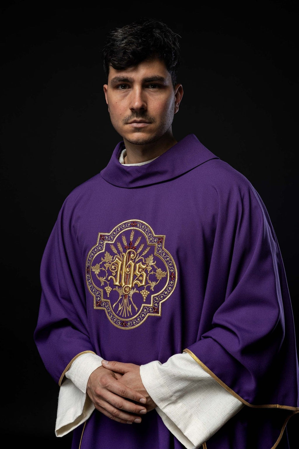 Fioletowy ornat z haftem IHS i PAX