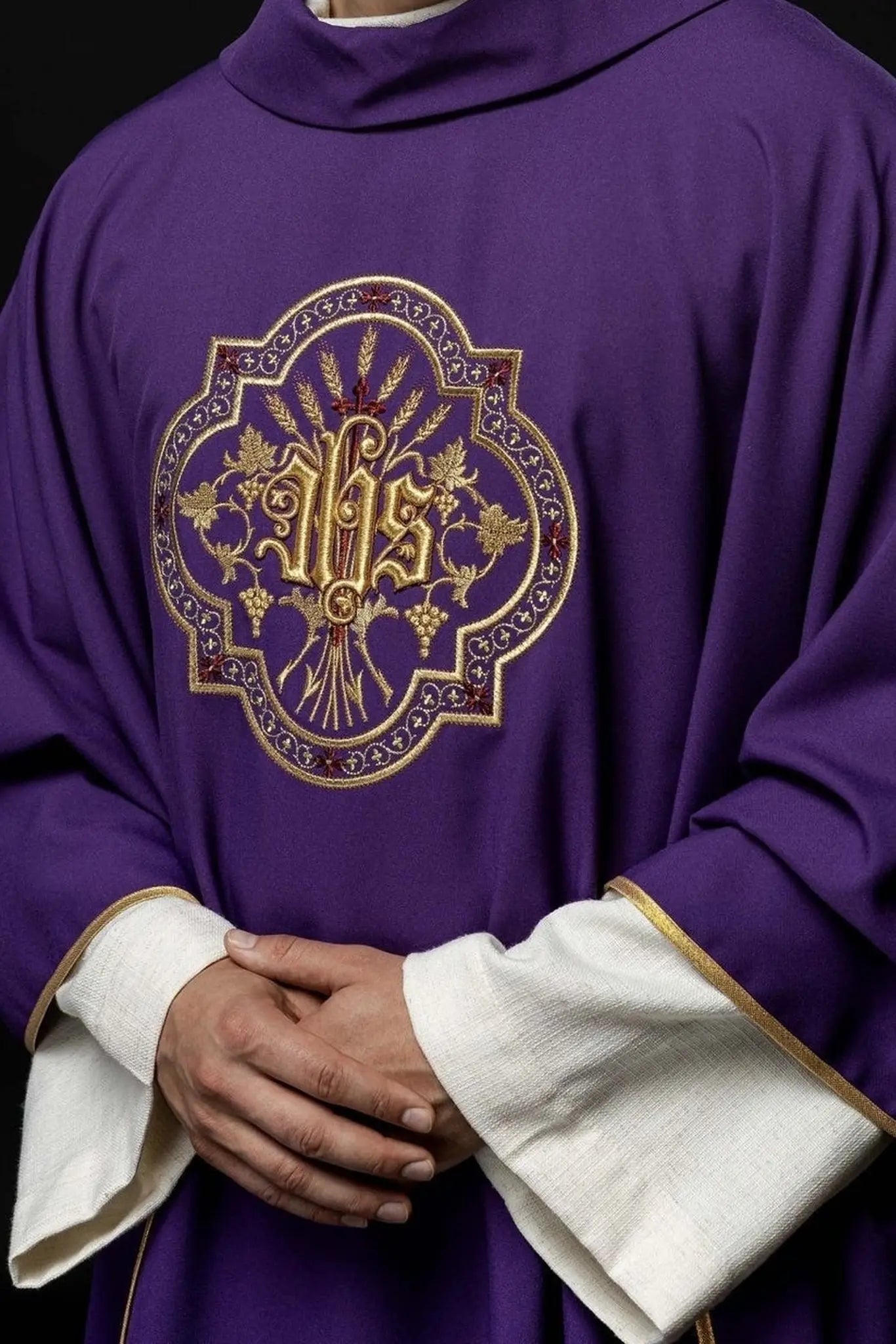 Chasuble violette avec broderie IHS et PAX