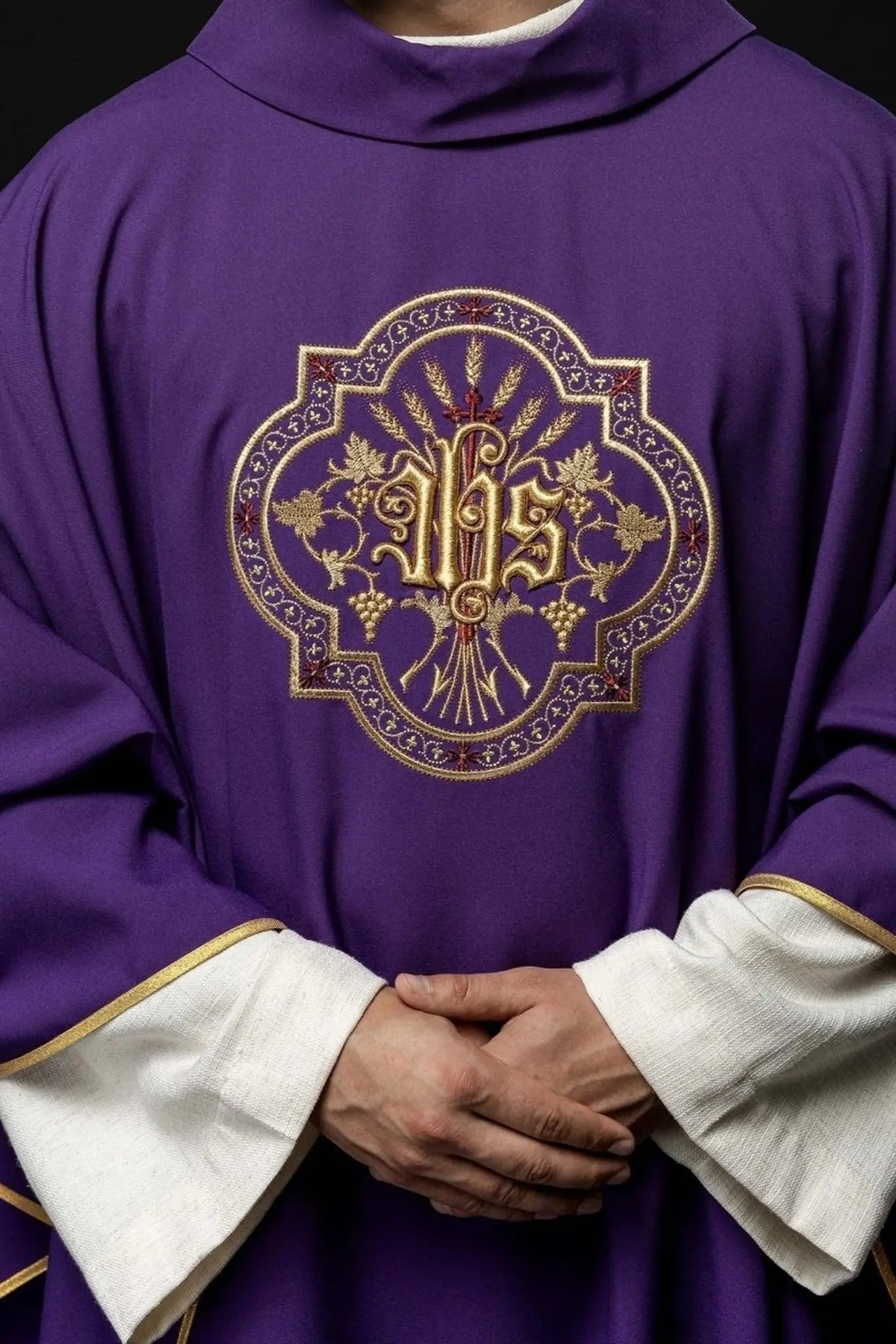 Chasuble violette avec broderie IHS et PAX