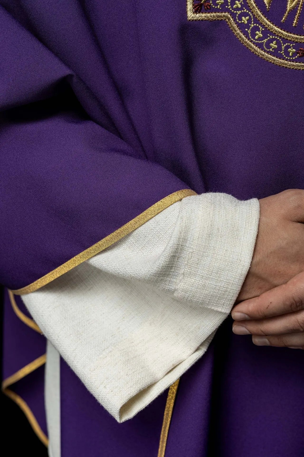 Chasuble violette avec broderie IHS et PAX