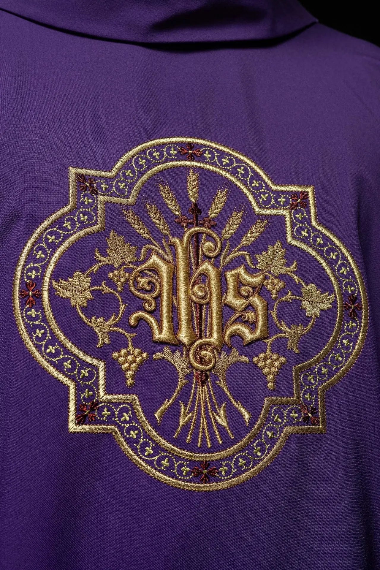 Chasuble violette avec broderie IHS et PAX