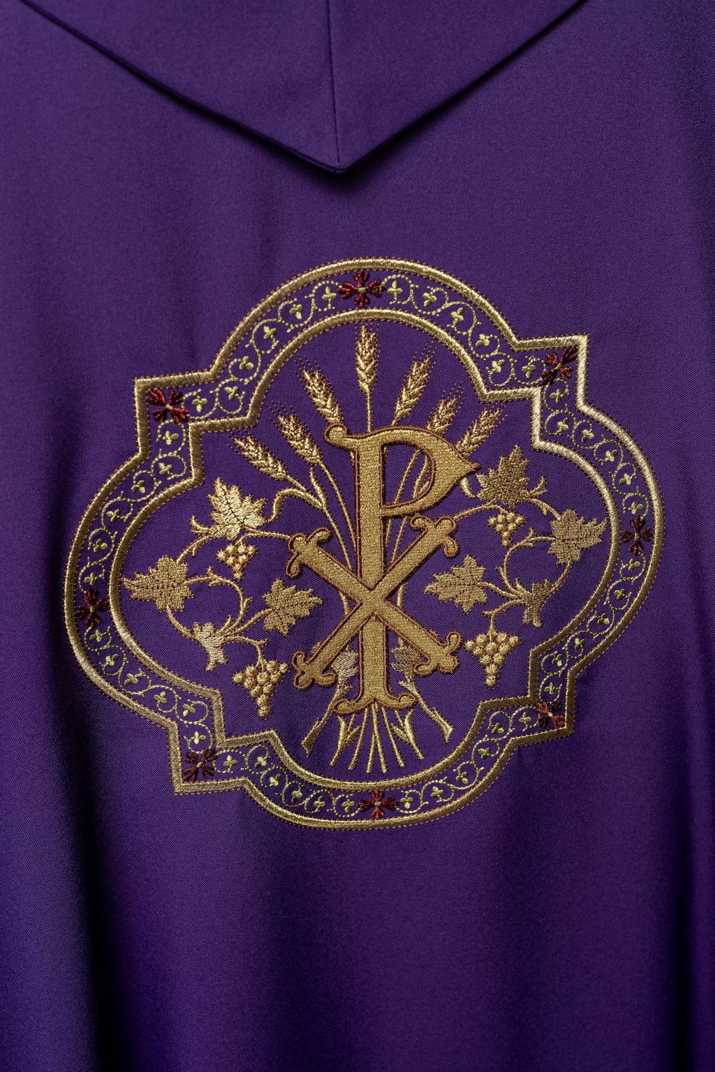 Fioletowy ornat z haftem IHS i PAX