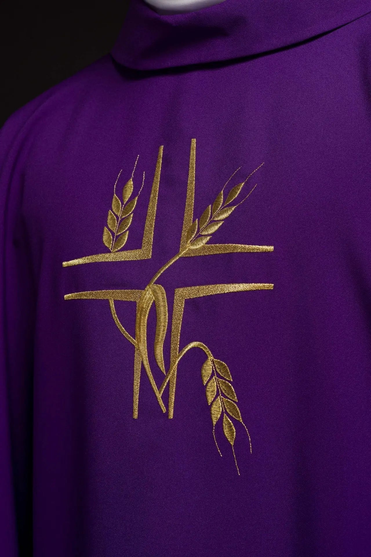 Chasuble violette avec broderie de la Croix et des Pointes