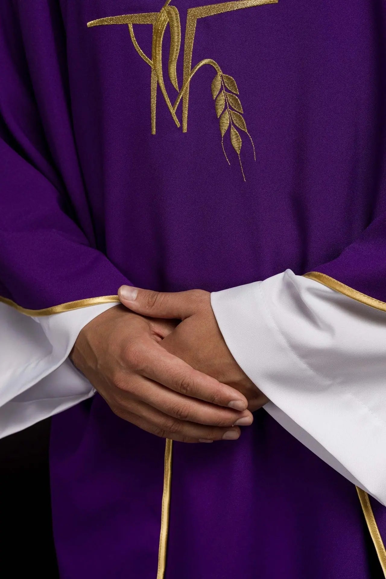 Chasuble violette avec broderie de la Croix et des Pointes