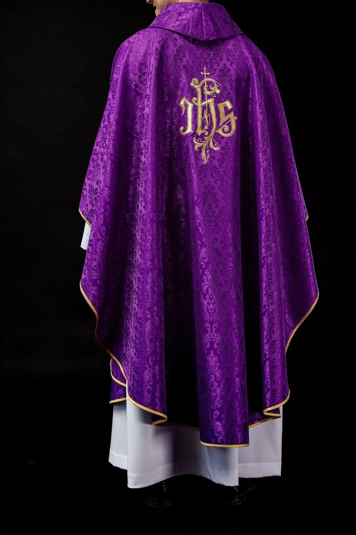 Chasuble violette avec motif IHS brodé sur tissu décoratif