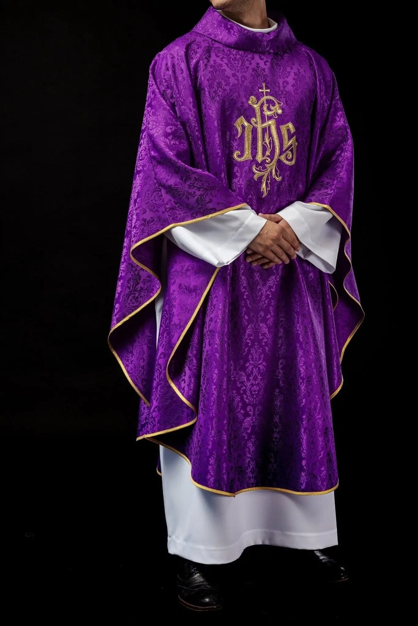 Chasuble violette avec motif IHS brodé sur tissu décoratif