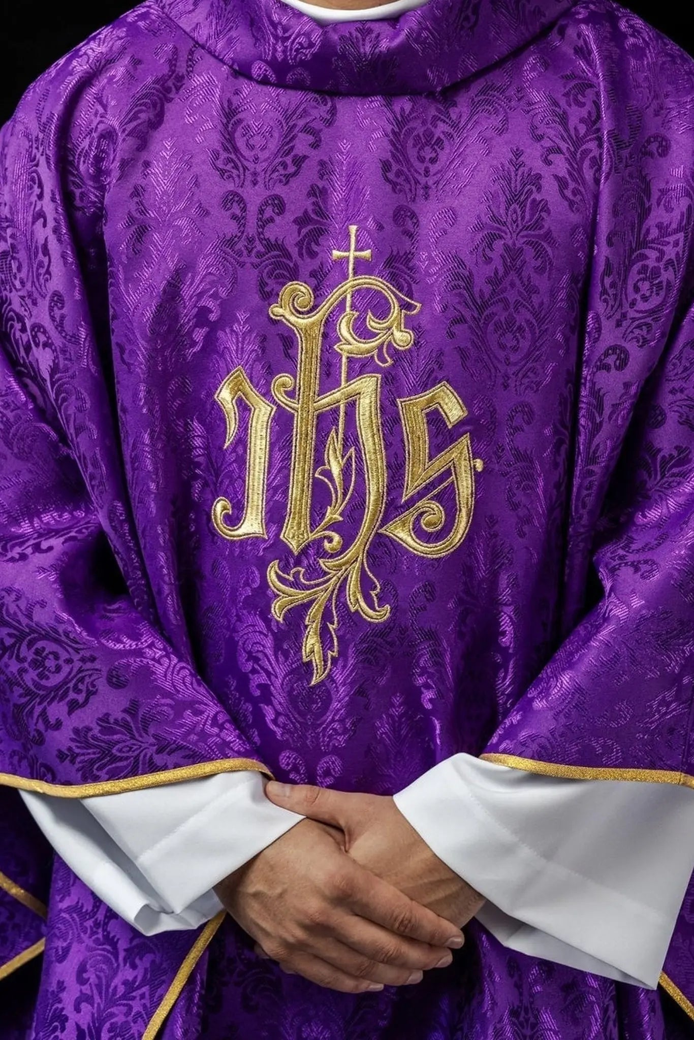 Chasuble violette avec motif IHS brodé sur tissu décoratif