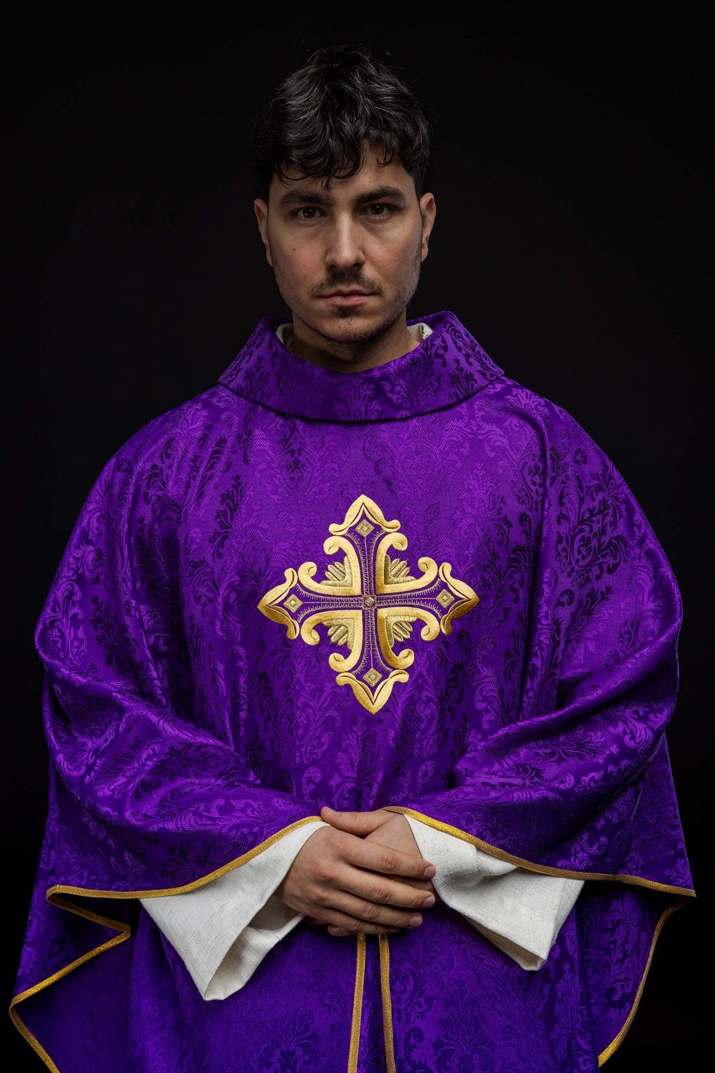 Fioletowy ornat z krzyżem uszyty z wzorzystej tkaniny