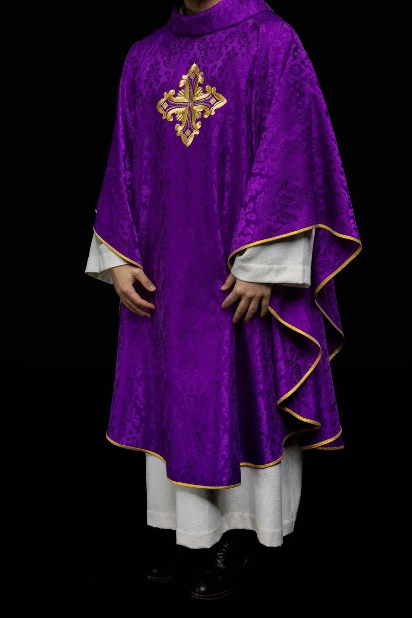 Chasuble violette avec croix, fabriquée en tissu à motifs