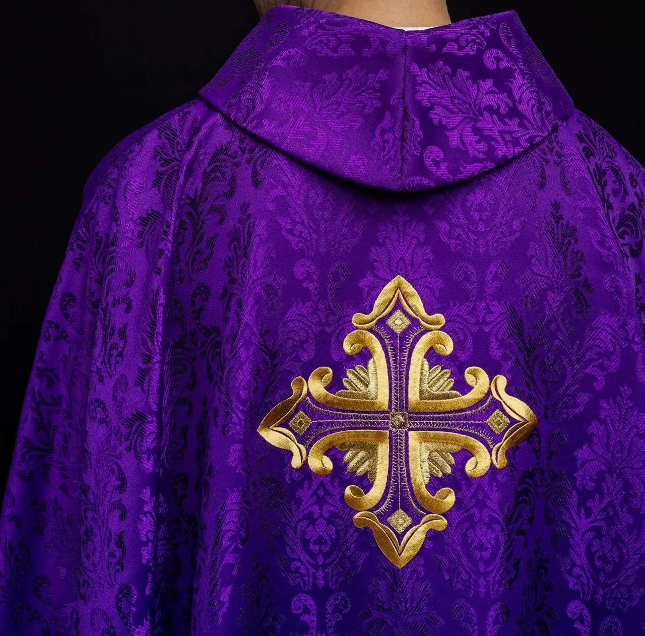 Chasuble violette avec croix, fabriquée en tissu à motifs