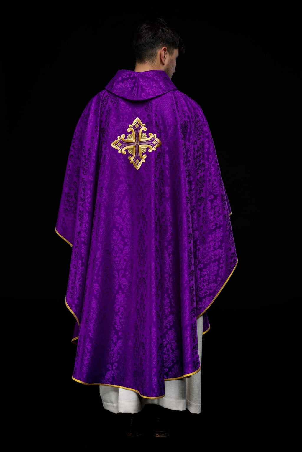 Fioletowy ornat z krzyżem uszyty z wzorzystej tkaniny