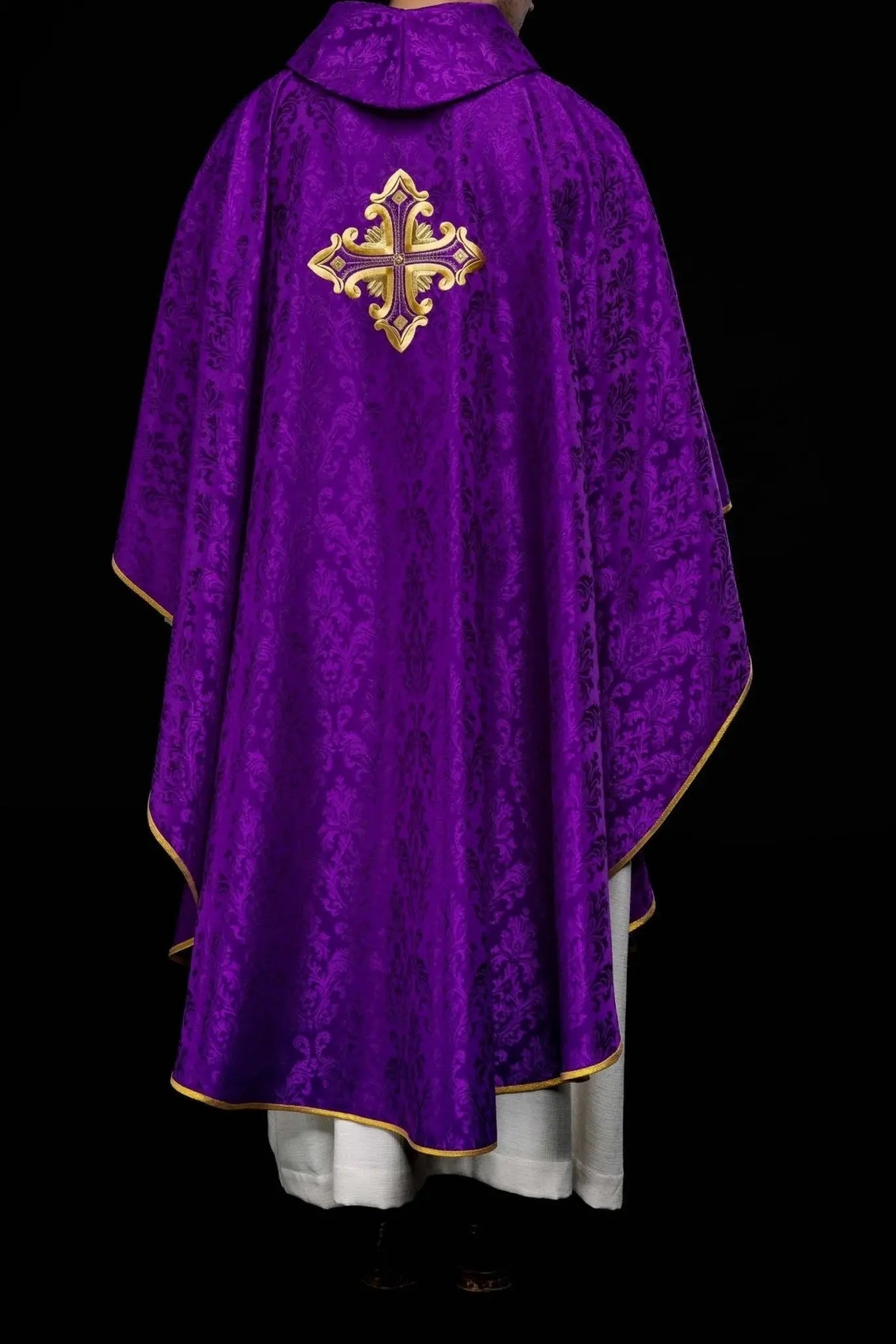 Chasuble violette avec croix, fabriquée en tissu à motifs