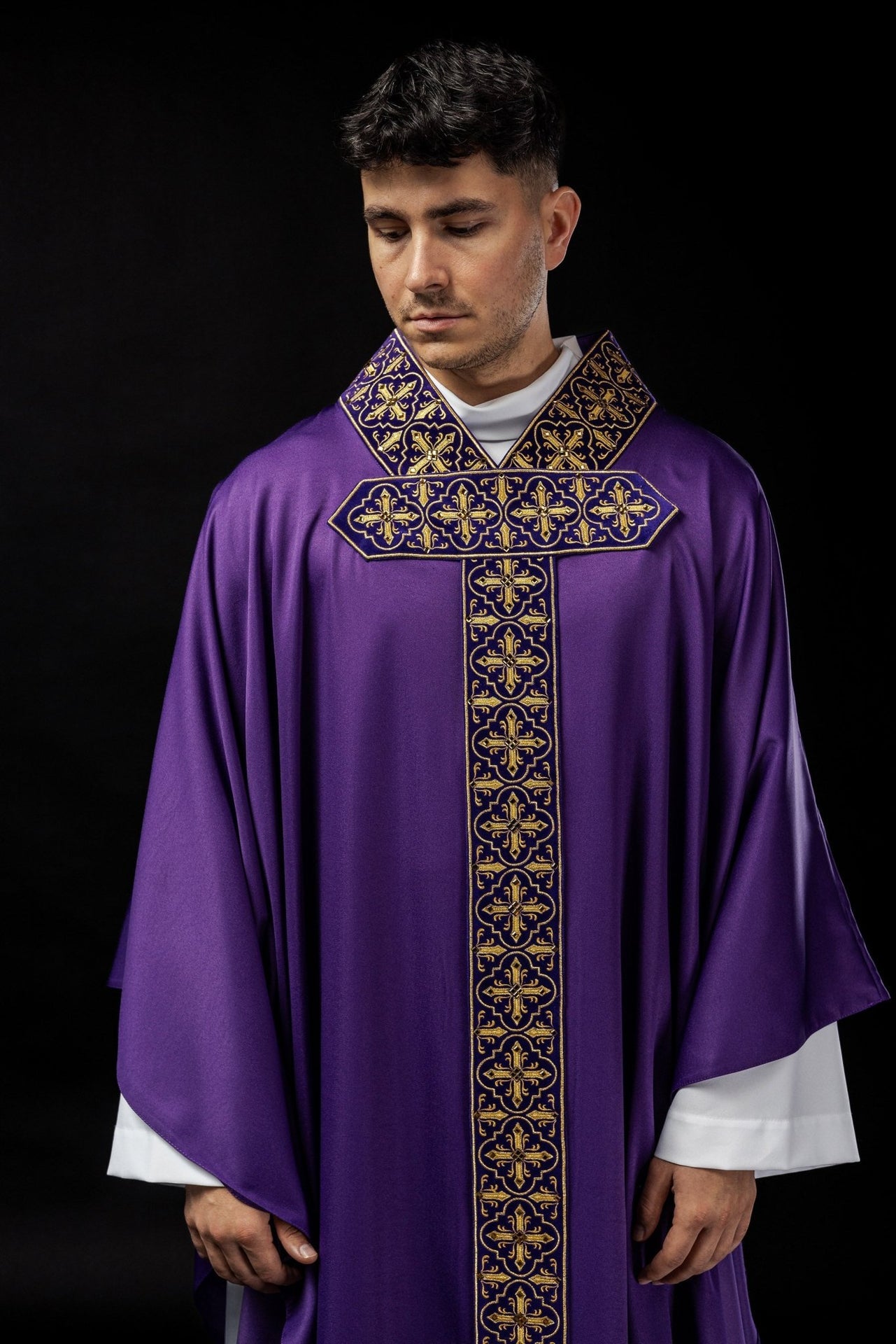 Fioletowy ornat zdobiony pięćset kamieni dekoracyjnych