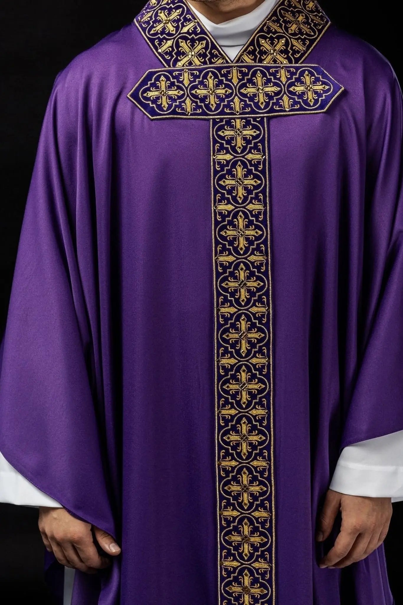 Chasuble violette décorée de cinq cents pierres décoratives