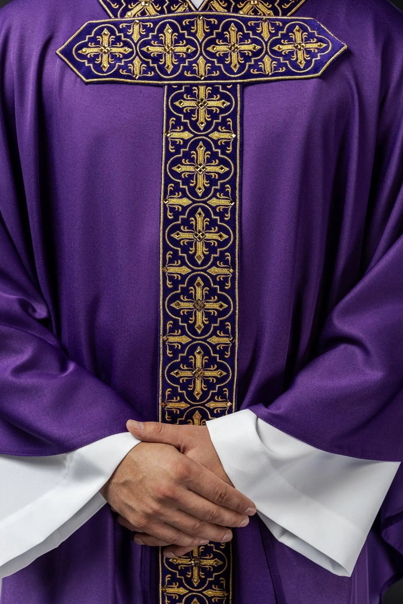 Chasuble violette décorée de cinq cents pierres décoratives