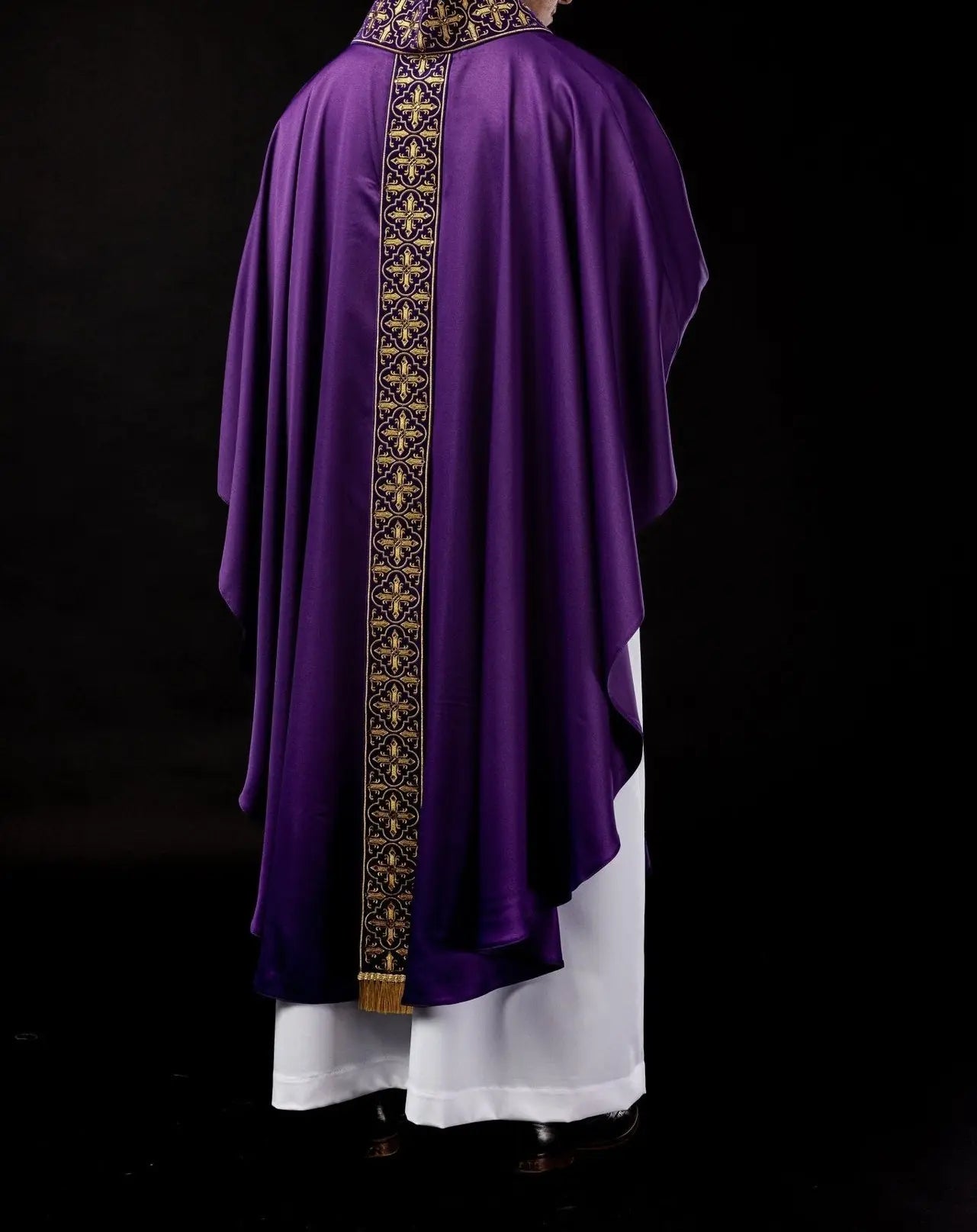 Chasuble violette décorée de cinq cents pierres décoratives