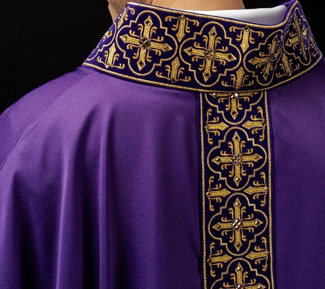 Chasuble violette décorée de cinq cents pierres décoratives