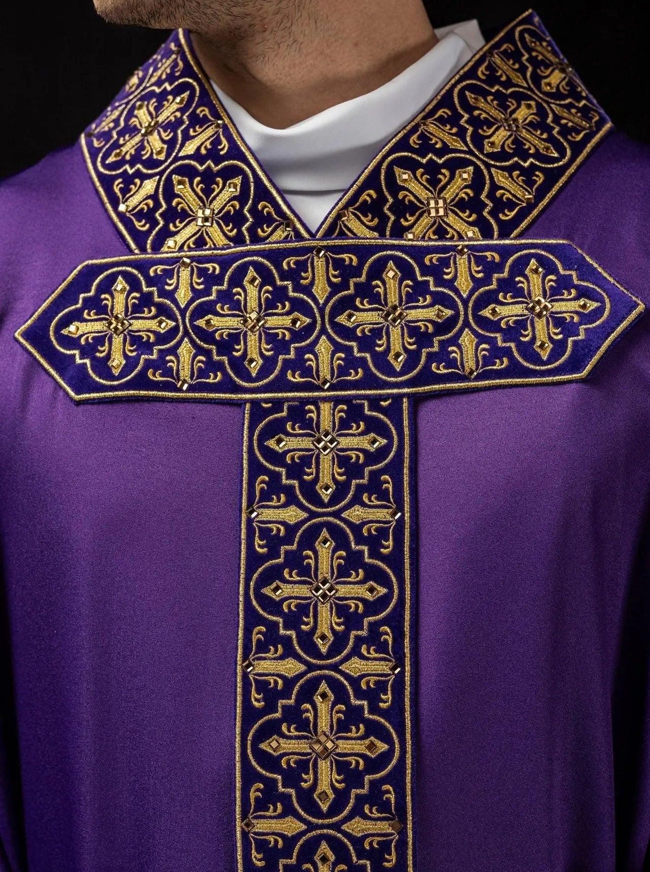 Chasuble violette décorée de cinq cents pierres décoratives