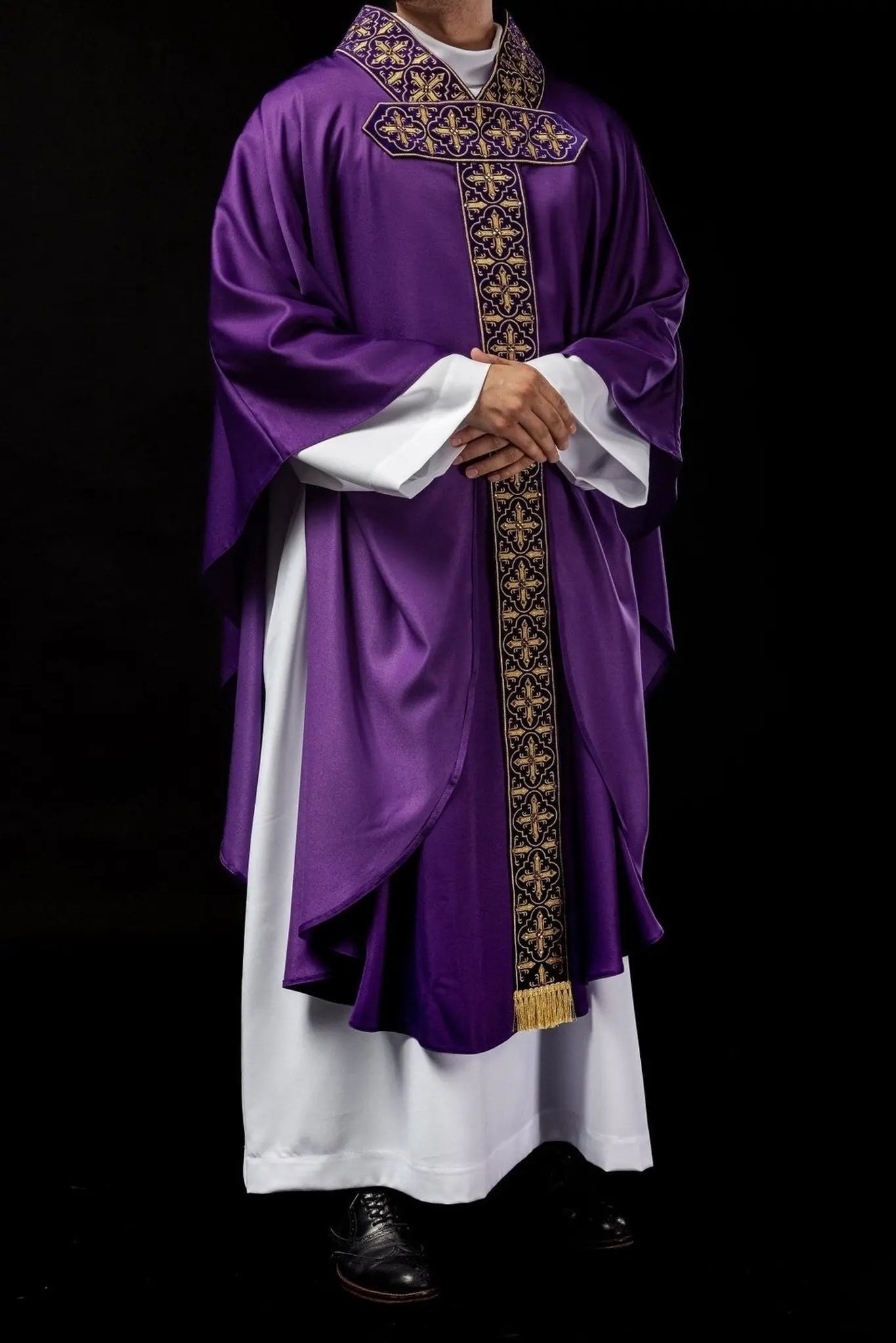 Chasuble violette décorée de cinq cents pierres décoratives