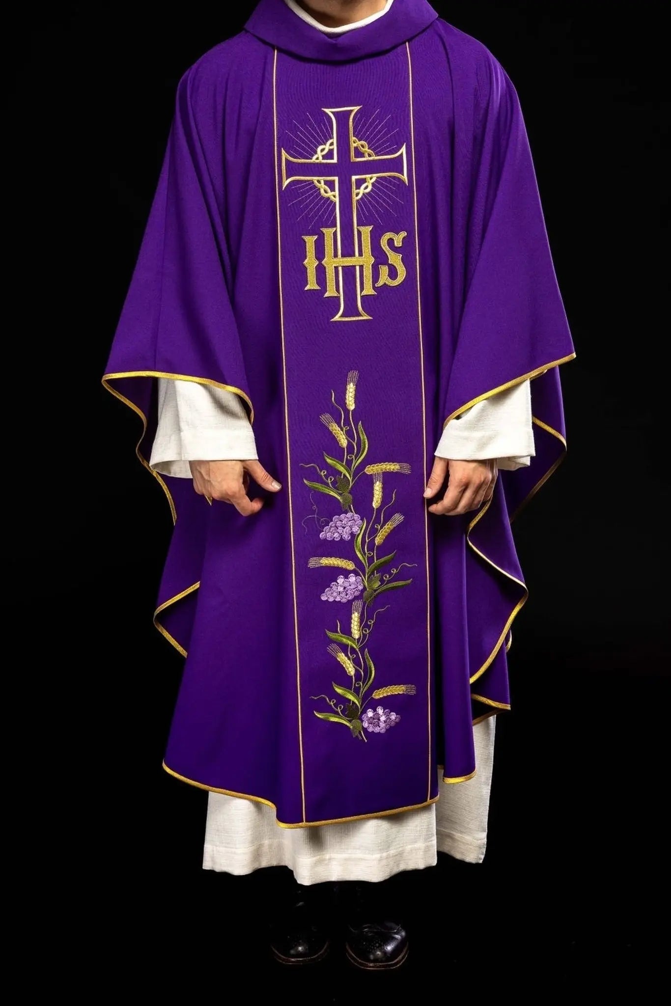 Chasuble violette avec ceinture dorée décorée avec IHS et épis