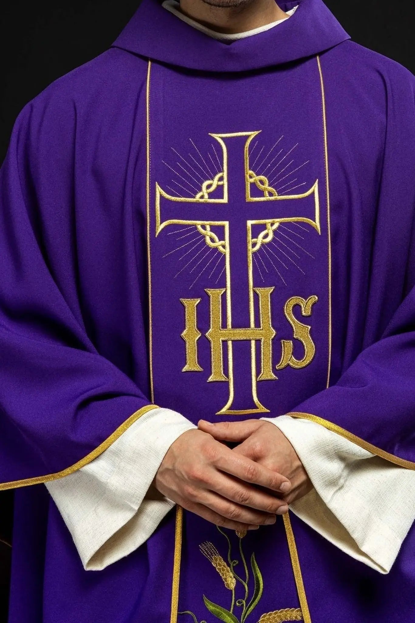Chasuble violette avec ceinture dorée décorée avec IHS et épis