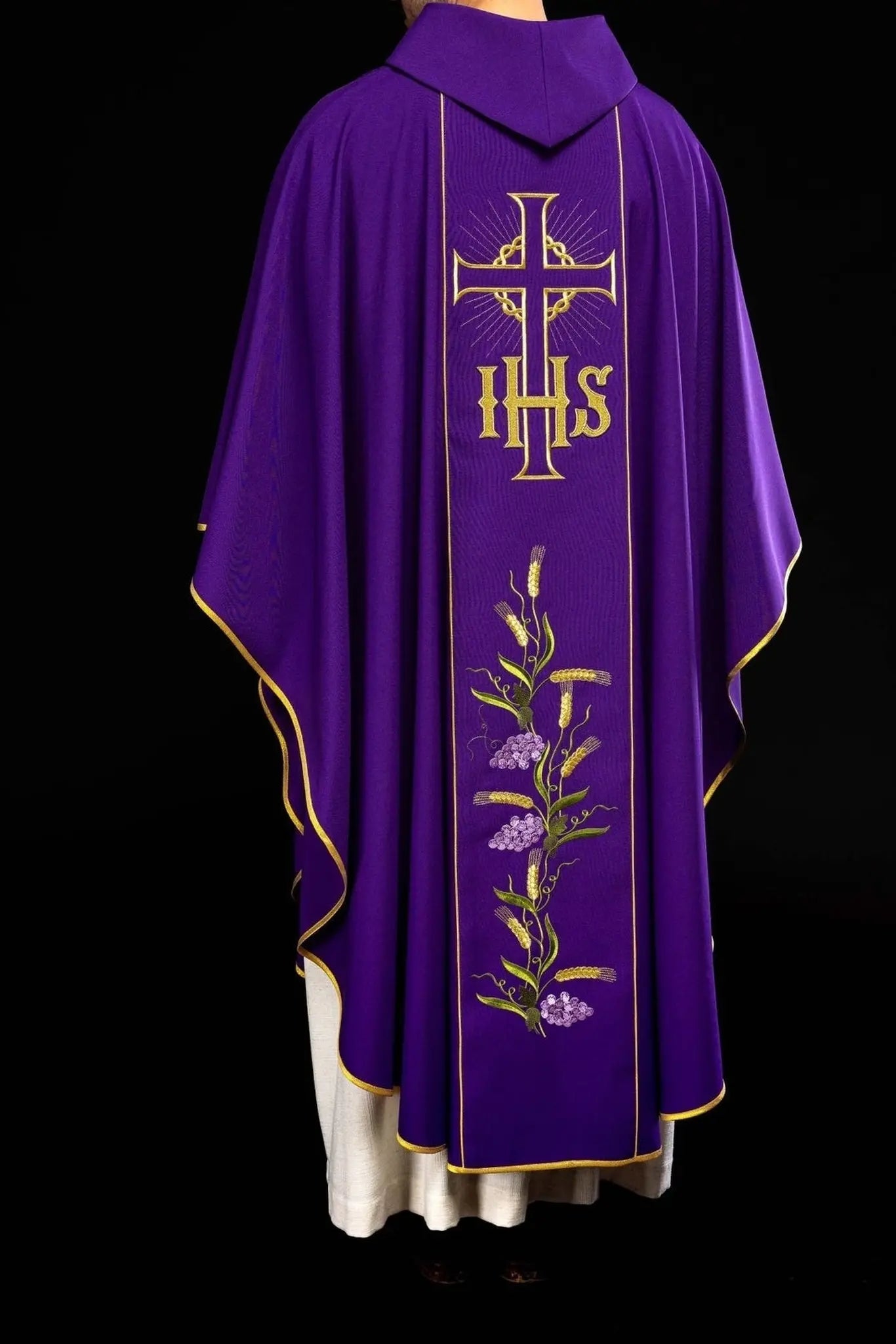 Chasuble violette avec ceinture dorée décorée avec IHS et épis