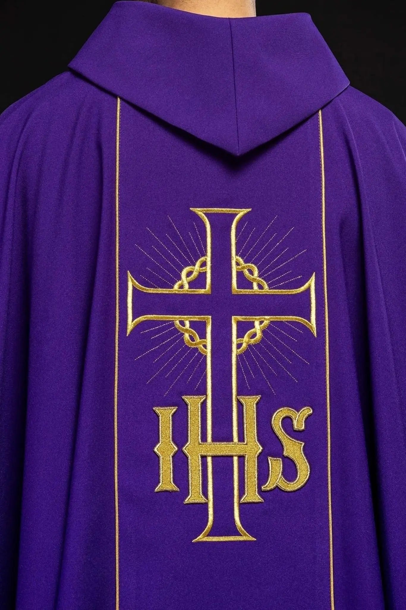 Chasuble violette avec ceinture dorée décorée avec IHS et épis