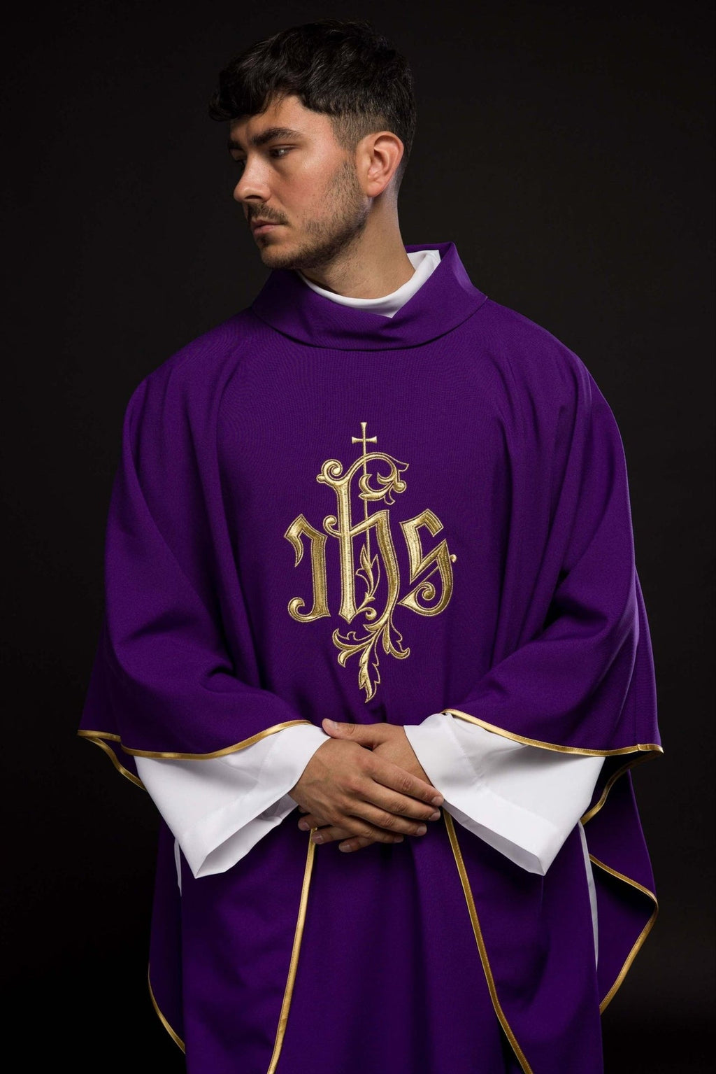 Fioletowy ornat ze złotym haftem IHS