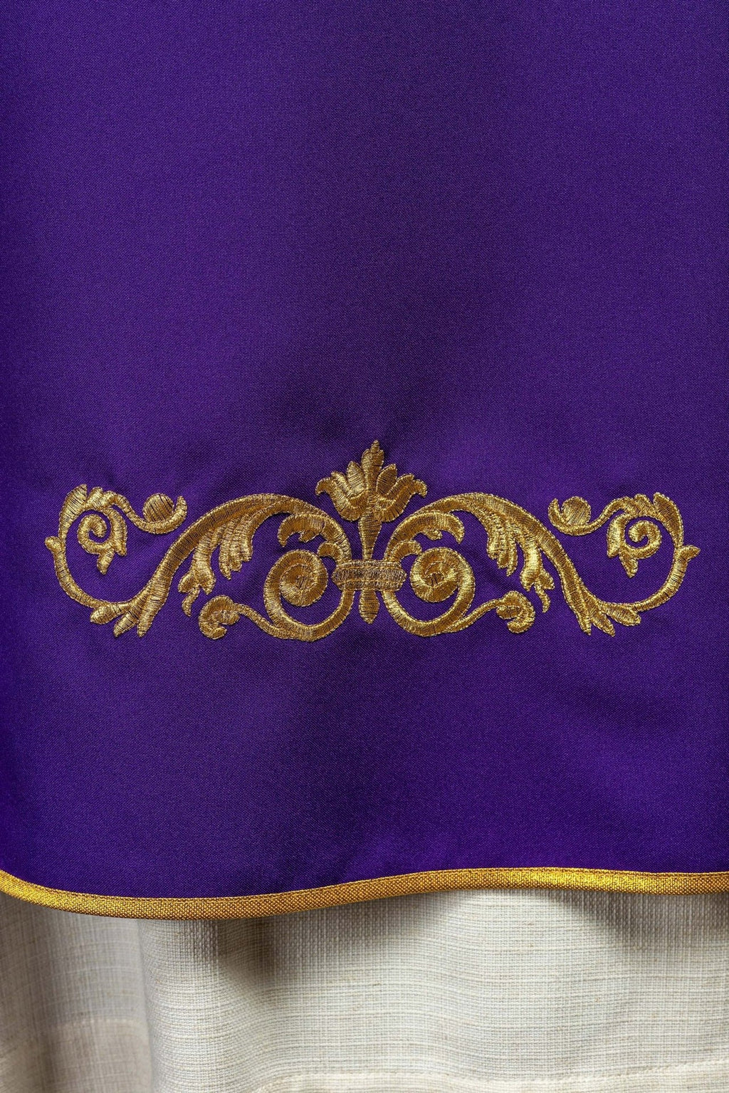 Fioletowy ornat ze złotym haftem IHS i ozdobnym wykończeniem