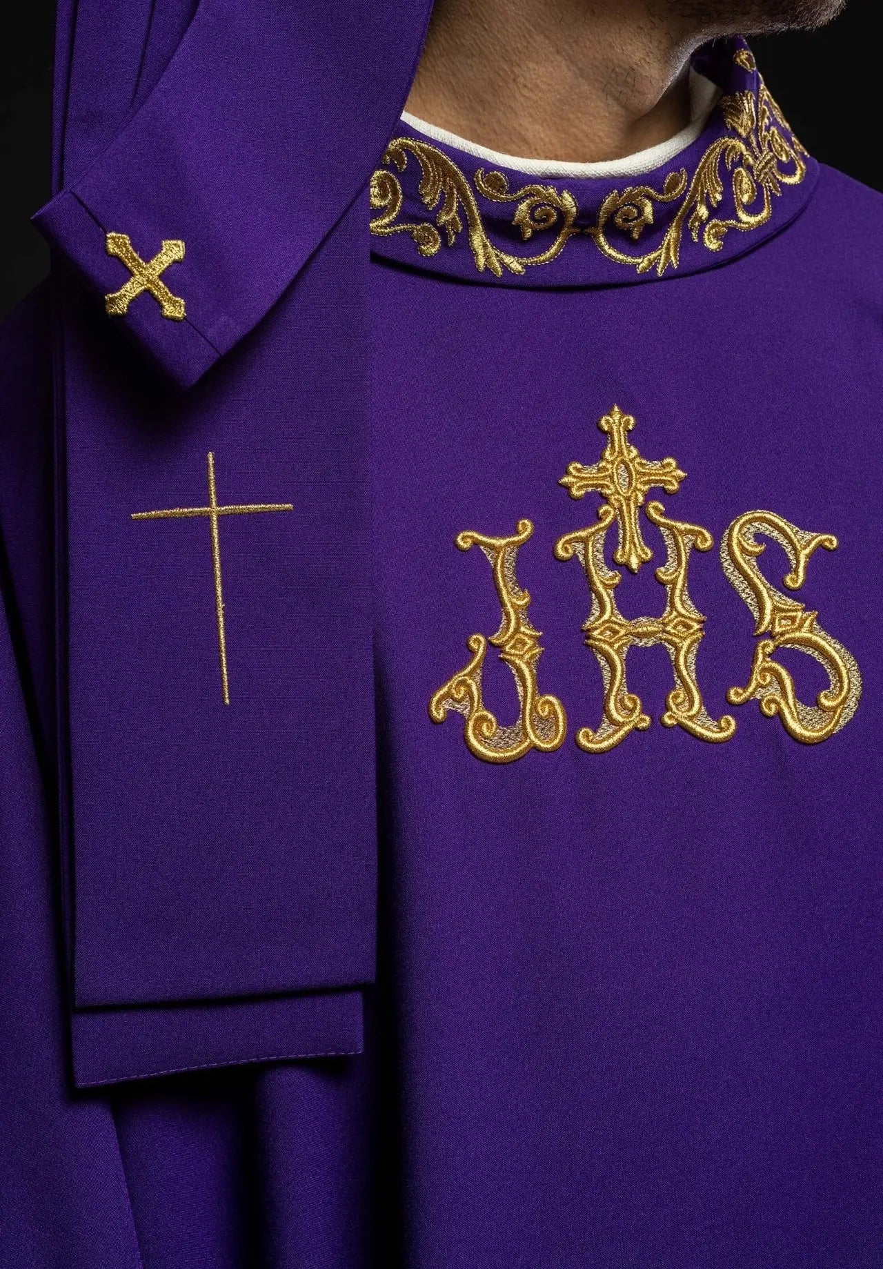 Chasuble violette avec broderie dorée IHS et bordure décorative