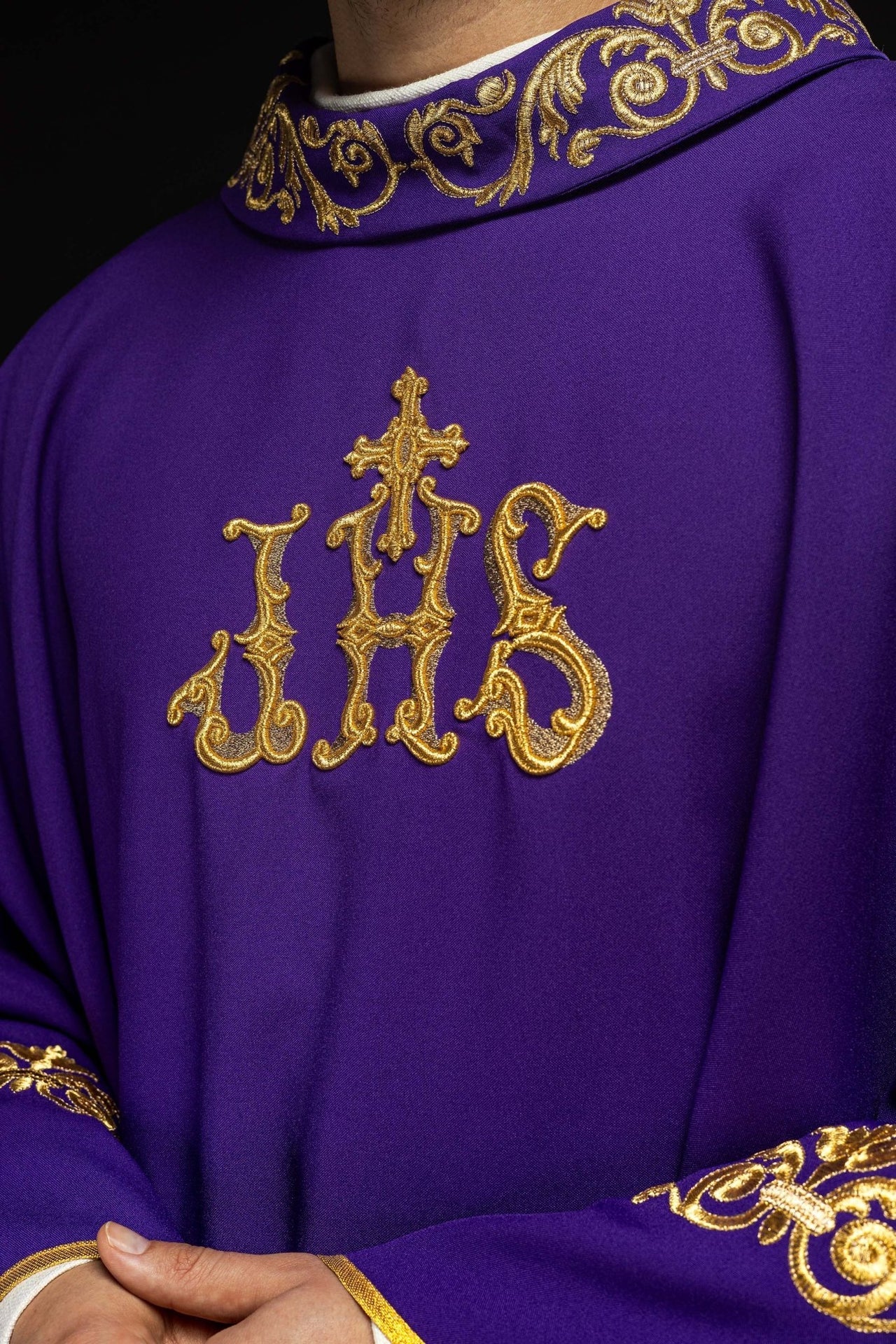 Fioletowy ornat ze złotym haftem IHS i ozdobnym wykończeniem