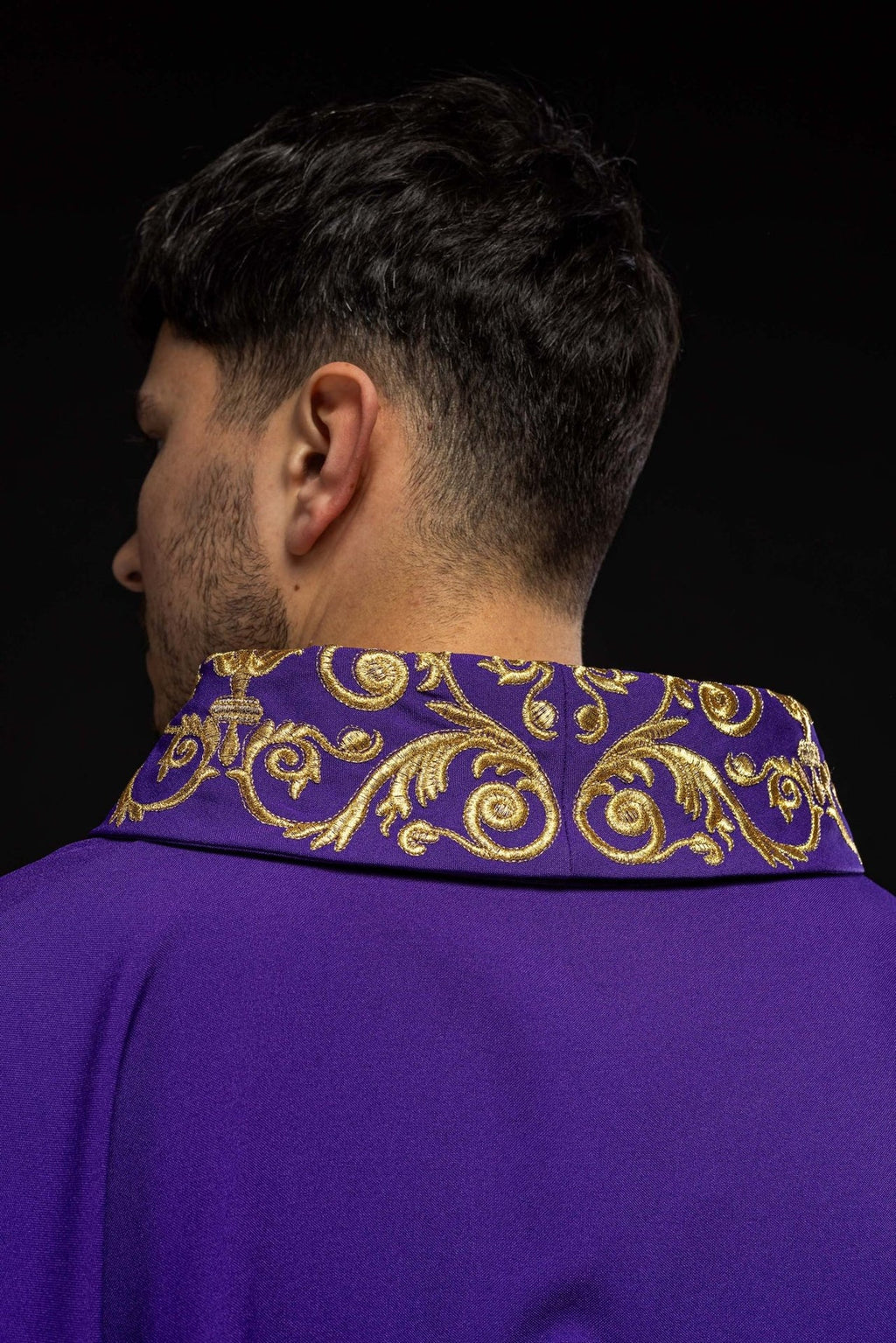 Fioletowy ornat ze złotym haftem IHS i ozdobnym wykończeniem